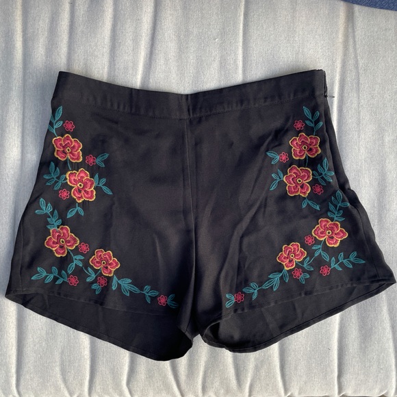 Altar'd State Pants - Altar'd State Black Shorts with Floral Embroidery cute mod cottagecore New large
